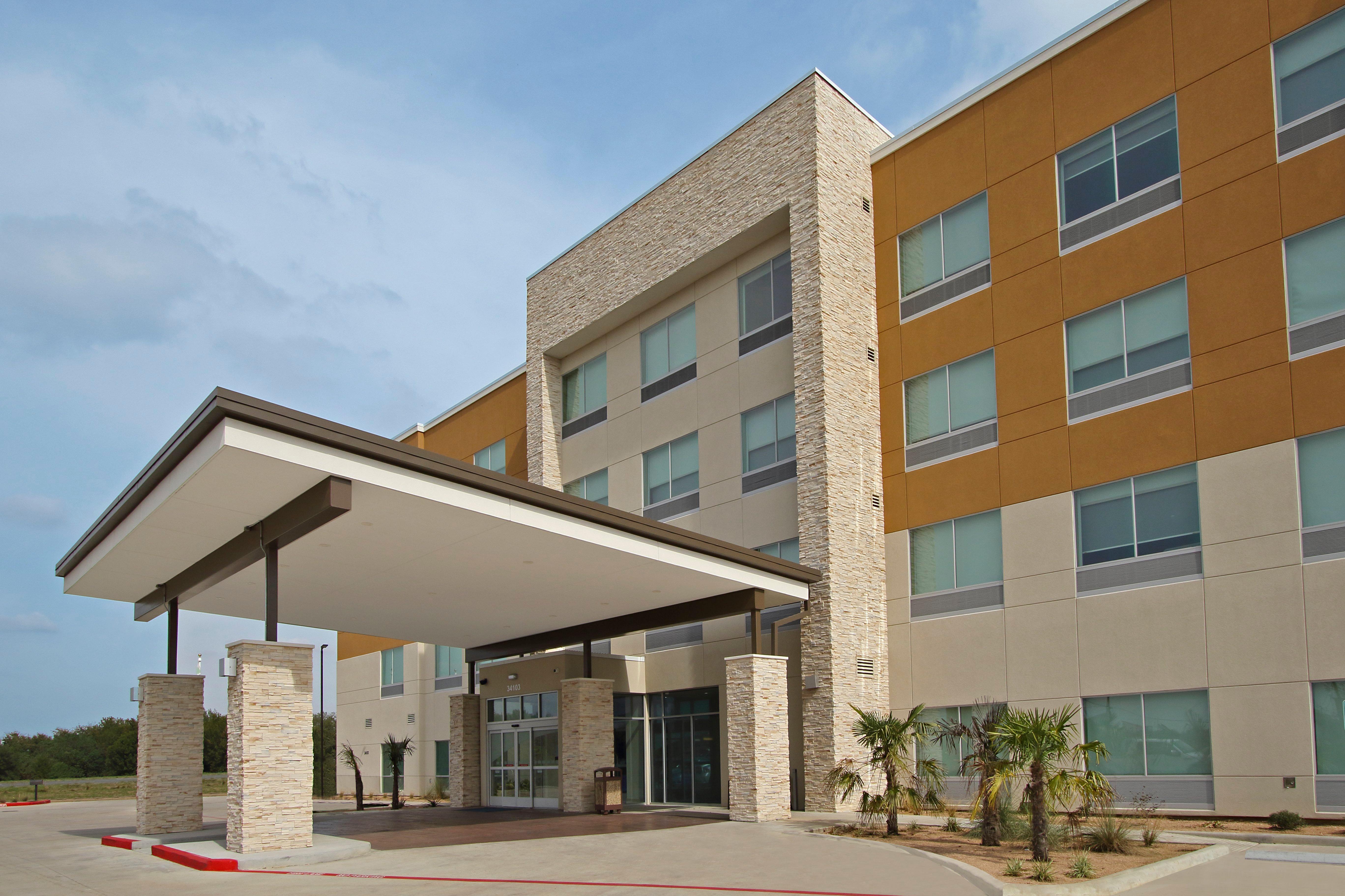 Holiday Inn Express & Suites - Brookshire - Katy Freeway By Ihg Exterior photo