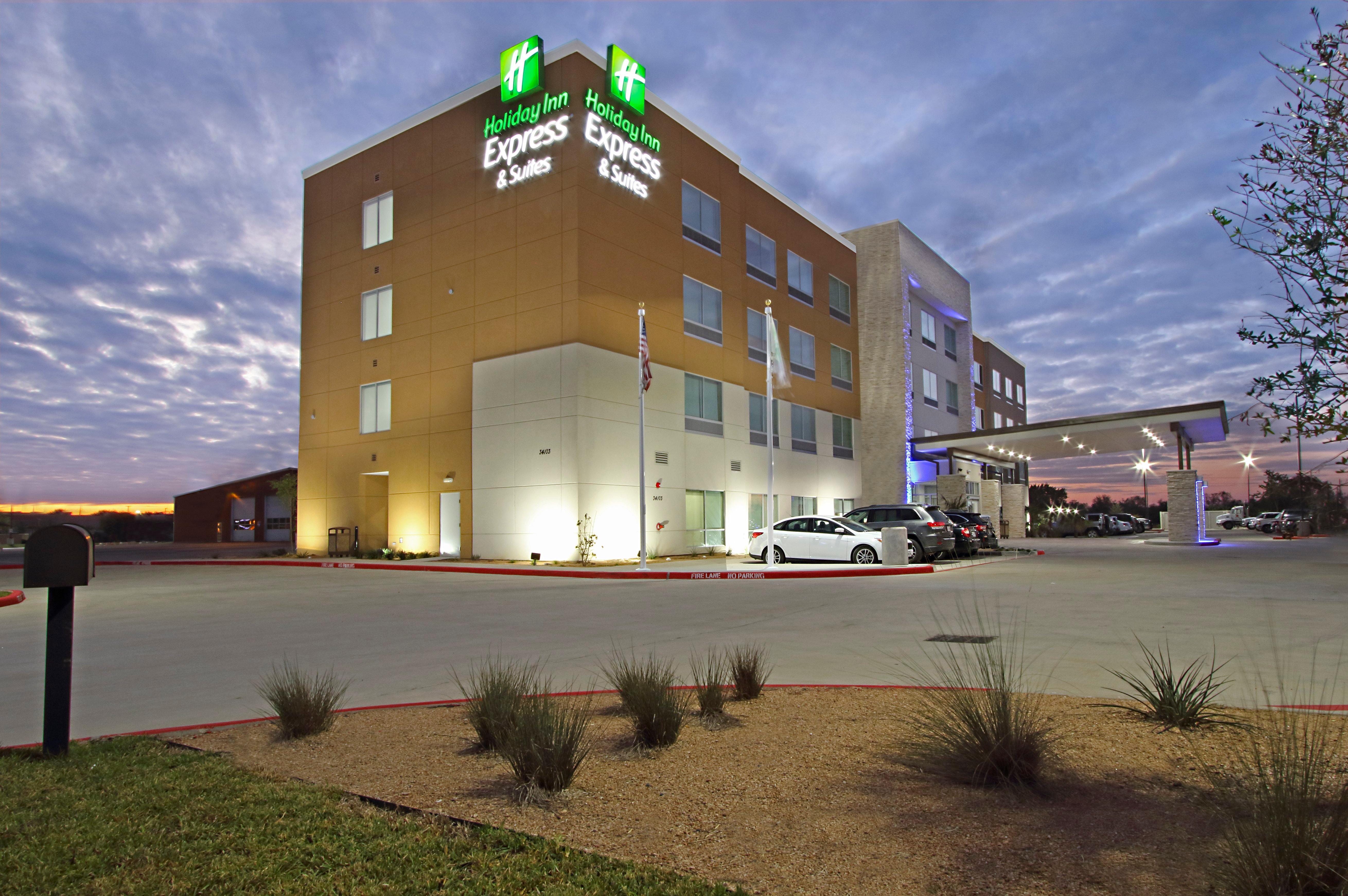 Holiday Inn Express & Suites - Brookshire - Katy Freeway By Ihg Exterior photo